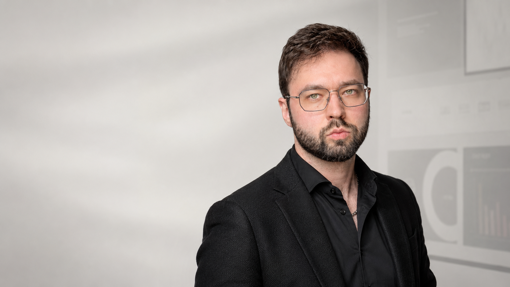 Ким Воронин на светлом фоне